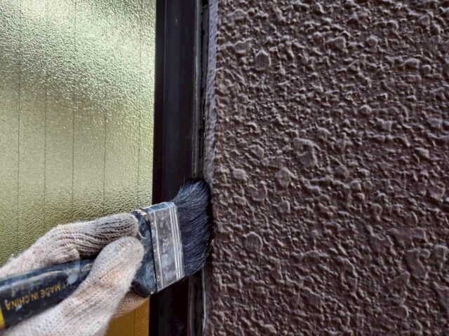 ALC サッシ廻り シーリング撤去後の清掃作業中