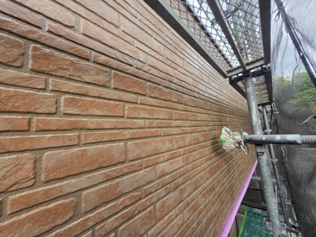 シーリング工事前の塗装作業中